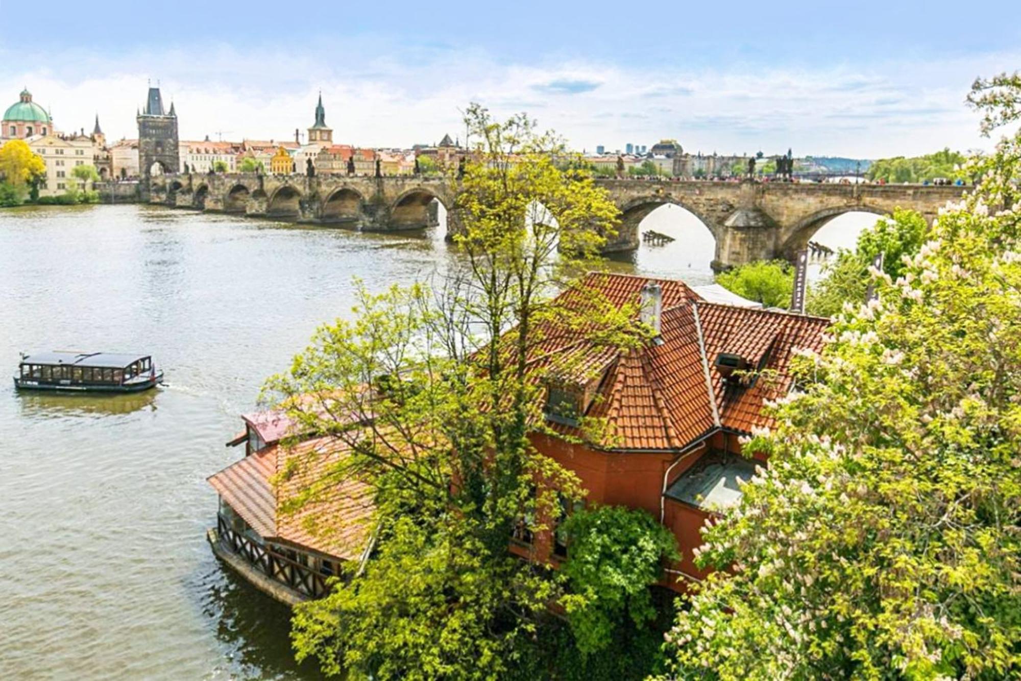 Residence Charles Bridge Prag Exteriör bild