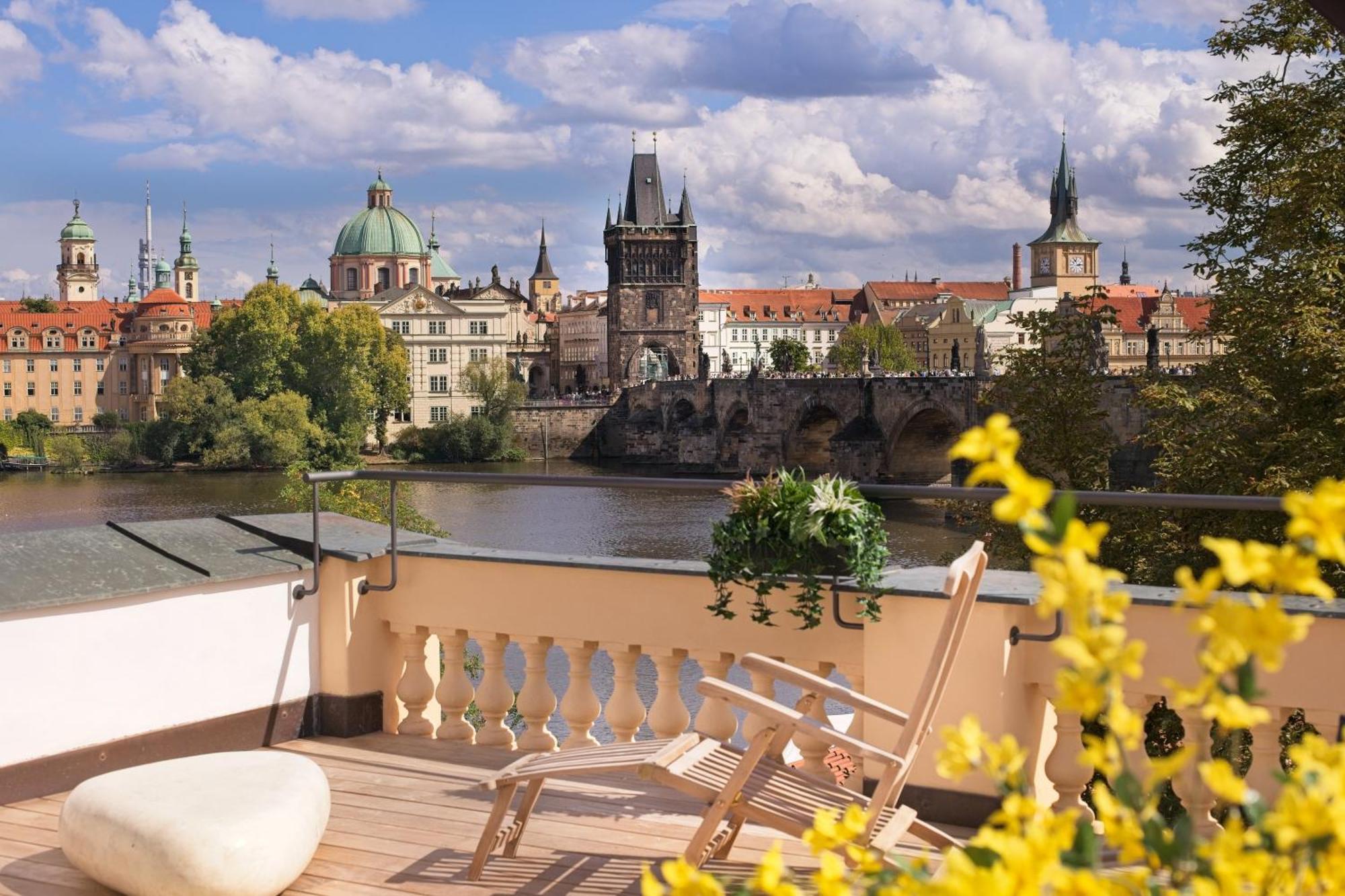 Residence Charles Bridge Prag Exteriör bild